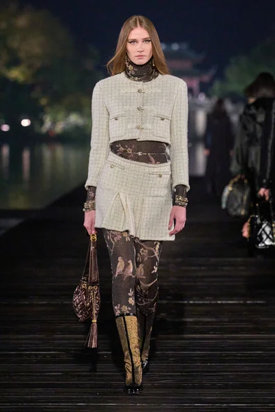 Look 16